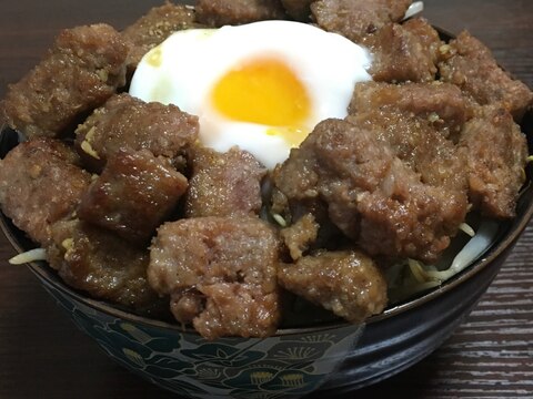 ボリューム満点☆卵とろ〜りサイコロステーキ丼